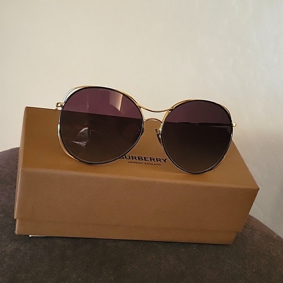 NWT. Burberry Unisex Sunglasses. - Picture 5 of 8